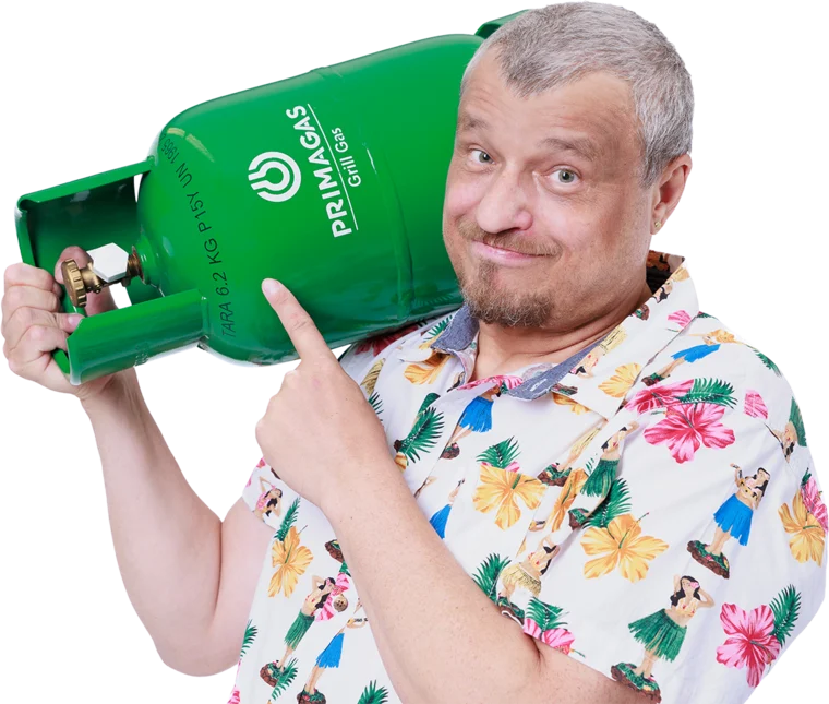 Muž v havajské košili objímá zelenou plynovou láhev Primagas.